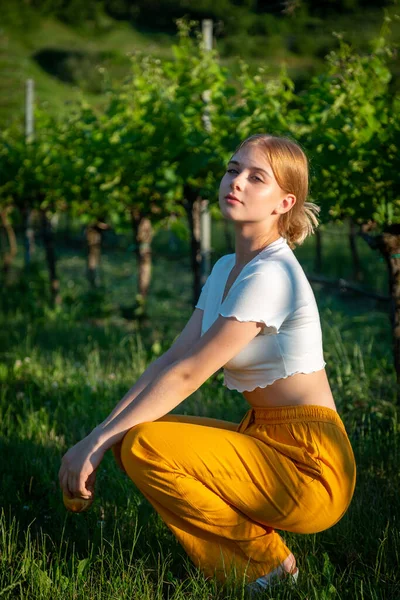 Yaz havasında nehir kıyısında genç ve güzel bir manken.