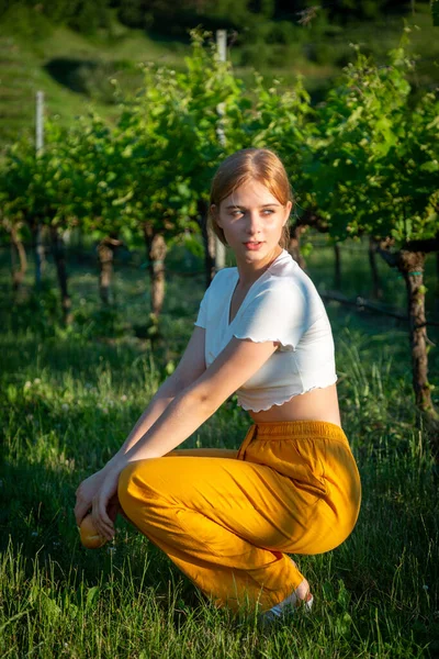 Yaz havasında nehir kıyısında genç ve güzel bir manken.