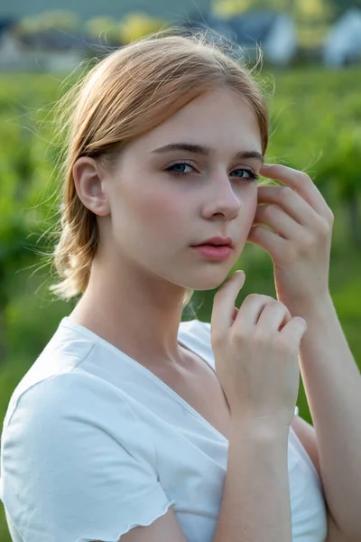 Yaz havasında nehir kıyısında genç ve güzel bir manken.