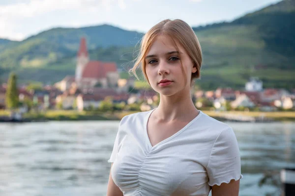 Yaz havasında nehir kıyısında genç ve güzel bir manken.