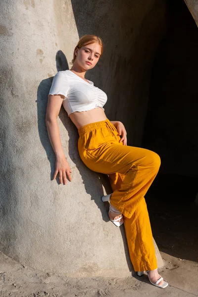 Mladá Krásná Dívka Model Břehu Řeky Letním Počasí — Stock fotografie
