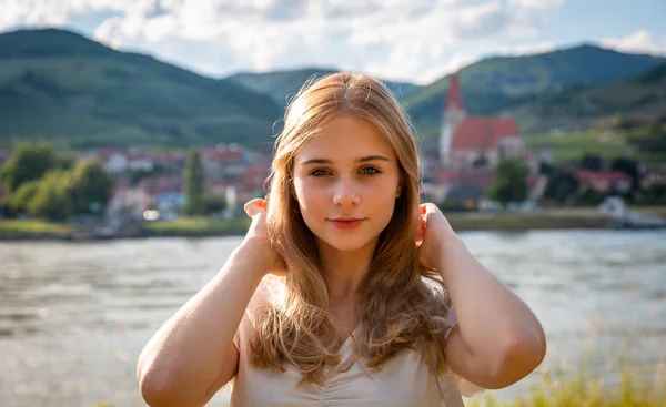 Yaz havasında nehir kıyısında genç ve güzel bir manken.