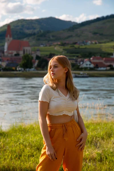 Mladá Krásná Dívka Model Břehu Řeky Letním Počasí — Stock fotografie