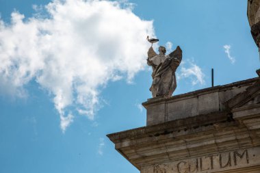 Ukrayna 'daki Pidgoretskyj şatosunun yapı elemanları ülkenin en eski parklarından biridir.