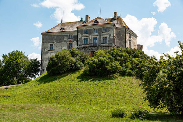 Элементы здания замка Олеско в Украине один из старейших парков во всей стране