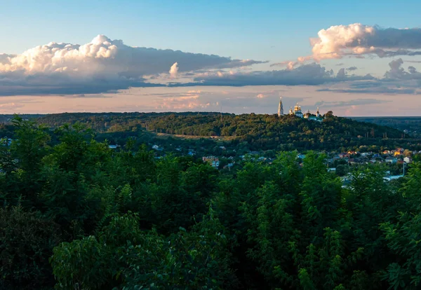 Poltava, Ukrayna - 18 Temmuz 2022: Rusya 'nın savaş saldırıları sırasında sokak hayatı ve insanların davranışları