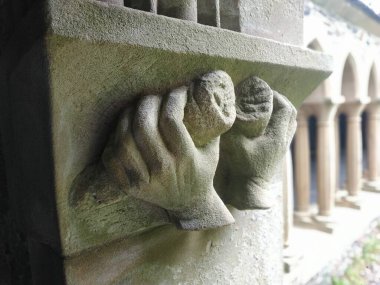 Birleşik Krallık, Mull ve Iona Adaları - 8 Eylül 2019: Bulutlu havada adalarda canlı stil ve mimarinin gelişigüzel fotoğrafları