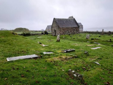 Birleşik Krallık, Mull ve Iona Adaları - 8 Eylül 2019: Bulutlu havada adalarda canlı stil ve mimarinin gelişigüzel fotoğrafları