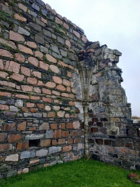 Birleşik Krallık, Mull ve Iona Adaları - 8 Eylül 2019: Bulutlu havada adalarda canlı stil ve mimarinin gelişigüzel fotoğrafları