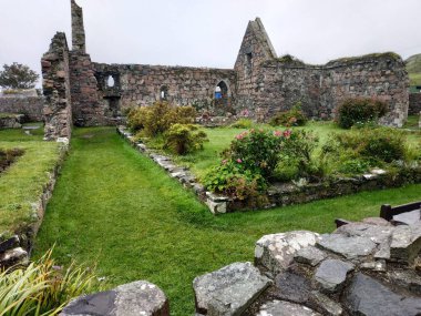 Birleşik Krallık, Mull ve Iona Adaları - 8 Eylül 2019: Bulutlu havada adalarda canlı stil ve mimarinin gelişigüzel fotoğrafları