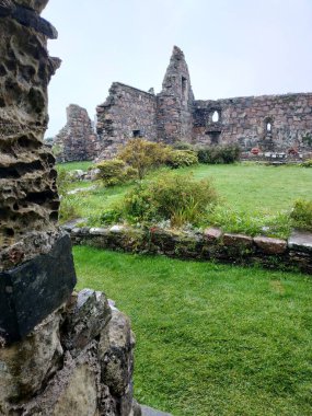 Birleşik Krallık, Mull ve Iona Adaları - 8 Eylül 2019: Bulutlu havada adalarda canlı stil ve mimarinin gelişigüzel fotoğrafları