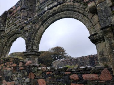 Birleşik Krallık, Mull ve Iona Adaları - 8 Eylül 2019: Bulutlu havada adalarda canlı stil ve mimarinin gelişigüzel fotoğrafları