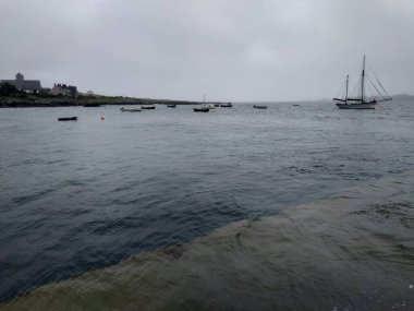 Birleşik Krallık, Mull ve Iona Adaları - 8 Eylül 2019: Bulutlu havada adalarda canlı stil ve mimarinin gelişigüzel fotoğrafları