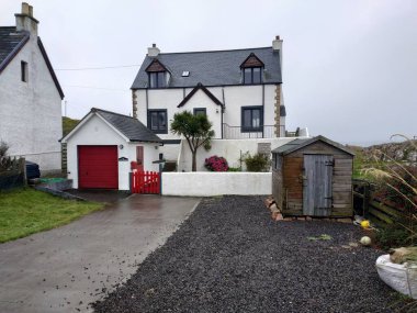 Birleşik Krallık, Mull ve Iona Adaları - 8 Eylül 2019: Bulutlu havada adalarda canlı stil ve mimarinin gelişigüzel fotoğrafları