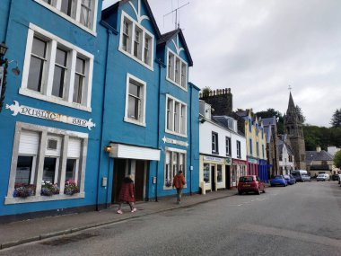 Birleşik Krallık, Mull ve Iona Adaları - 8 Eylül 2019: Bulutlu havada adalarda canlı stil ve mimarinin gelişigüzel fotoğrafları