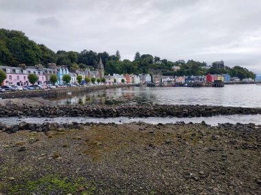 Birleşik Krallık, Mull ve Iona Adaları - 8 Eylül 2019: Bulutlu havada adalarda canlı stil ve mimarinin gelişigüzel fotoğrafları