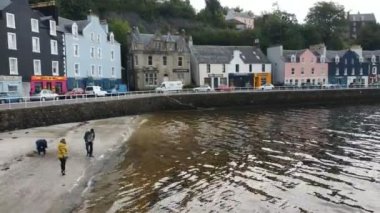 İngiltere, Mull ve Iona Adaları - 8 Eylül 2019: Bulutlu havada adalarda canlı stil ve mimarinin gelişigüzel fotoğrafları