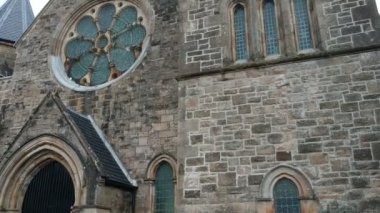 İngiltere, Mull ve Iona Adaları - 8 Eylül 2019: Bulutlu havada adalarda canlı stil ve mimarinin gelişigüzel fotoğrafları