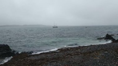 İngiltere, Mull ve Iona Adaları - 8 Eylül 2019: Bulutlu havada adalarda canlı stil ve mimarinin gelişigüzel fotoğrafları