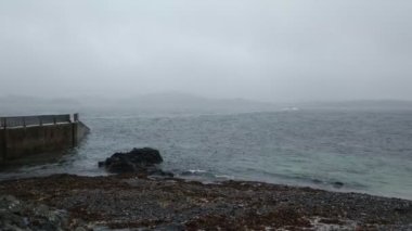 İngiltere, Mull ve Iona Adaları - 8 Eylül 2019: Bulutlu havada adalarda canlı stil ve mimarinin gelişigüzel fotoğrafları