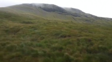 İngiltere, Mull ve Iona Adaları - 8 Eylül 2019: Bulutlu havada adalarda canlı stil ve mimarinin gelişigüzel fotoğrafları