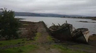 İngiltere, Mull ve Iona Adaları - 8 Eylül 2019: Bulutlu havada adalarda canlı stil ve mimarinin gelişigüzel fotoğrafları