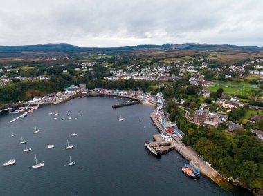 Bulutlu bir havada İngiltere 'nin Tobermory kentindeki hava manzarası.