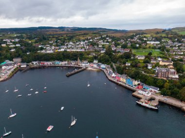 Bulutlu bir havada İngiltere 'nin Tobermory kentindeki hava manzarası.