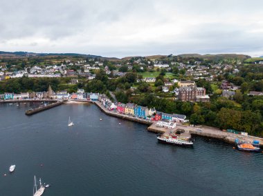 Bulutlu bir havada İngiltere 'nin Tobermory kentindeki hava manzarası.