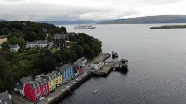 Bulutlu bir havada İngiltere 'nin Tobermory kentindeki hava manzarası.