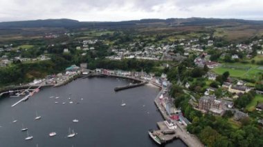 Bulutlu bir havada İngiltere 'nin Tobermory kentindeki hava manzarası.