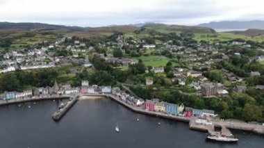Bulutlu bir havada İngiltere 'nin Tobermory kentindeki hava manzarası.