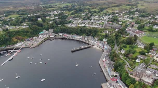 Légi Kilátás Tobermory Egyesült Királyság Most Város Mull Island Felhős — Stock videók