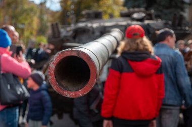 Poltava, Ukrayna - 23 Eylül 2022: Rusya tarafından başlatılan savaş sırasında Ukrayna ordusunu desteklemek amacıyla sokak sergisi açılan tanklar