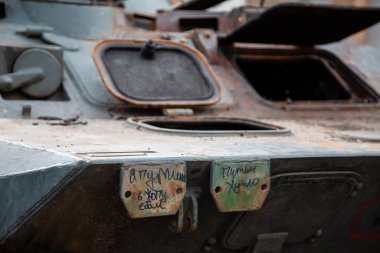 Poltava, Ukrayna - 23 Eylül 2022: Rusya tarafından başlatılan savaş sırasında Ukrayna ordusunu desteklemek amacıyla sokak sergisi açılan tanklar