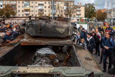 Poltava, Ukrayna - 23 Eylül 2022: Rusya tarafından başlatılan savaş sırasında Ukrayna ordusunu desteklemek amacıyla sokak sergisi açılan tanklar