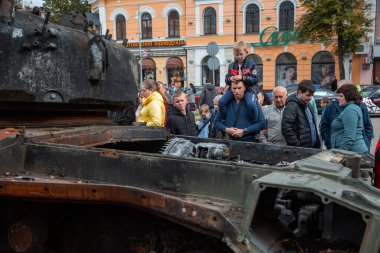 Poltava, Ukrayna - 23 Eylül 2022: Rusya tarafından başlatılan savaş sırasında Ukrayna ordusunu desteklemek amacıyla sokak sergisi açılan tanklar