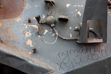 Poltava, Ukrayna - 23 Eylül 2022: Rusya tarafından başlatılan savaş sırasında Ukrayna ordusunu desteklemek amacıyla sokak sergisi açılan tanklar
