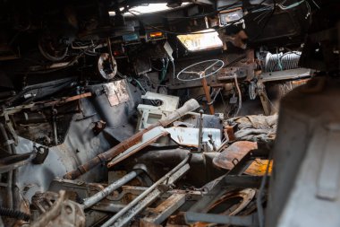 Poltava, Ukrayna - 23 Eylül 2022: Rusya tarafından başlatılan savaş sırasında Ukrayna ordusunu desteklemek amacıyla sokak sergisi açılan tanklar