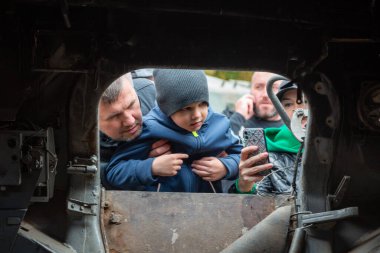 Poltava, Ukrayna - 23 Eylül 2022: Rusya tarafından başlatılan savaş sırasında Ukrayna ordusunu desteklemek amacıyla sokak sergisi açılan tanklar