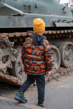 Poltava, Ukrayna - 23 Eylül 2022: Rusya tarafından başlatılan savaş sırasında Ukrayna ordusunu desteklemek amacıyla sokak sergisi açılan tanklar