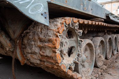 Poltava, Ukrayna - 23 Eylül 2022: Rusya tarafından başlatılan savaş sırasında Ukrayna ordusunu desteklemek amacıyla sokak sergisi açılan tanklar