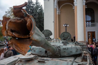 Poltava, Ukrayna - 23 Eylül 2022: Rusya tarafından başlatılan savaş sırasında Ukrayna ordusunu desteklemek amacıyla sokak sergisi açılan tanklar