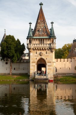 Avusturya 'da sonbaharda Laxenburg park elementleri ve bitkileri, manzara ve mimarisi