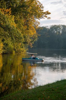 Avusturya 'da sonbaharda Laxenburg park elementleri ve bitkileri, manzara ve mimarisi