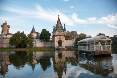 Avusturya 'da sonbaharda Laxenburg park elementleri ve bitkileri, manzara ve mimarisi