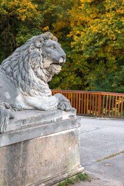 Avusturya 'da sonbaharda Laxenburg park elementleri ve bitkileri, manzara ve mimarisi