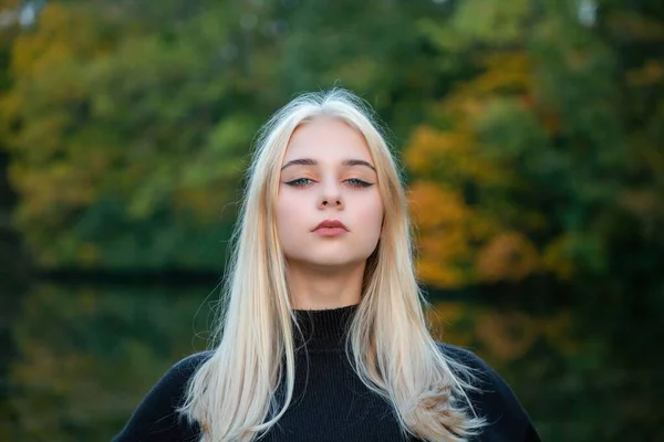 Menina Posando Parque Outono Com Rio Árvores — Fotografia de Stock