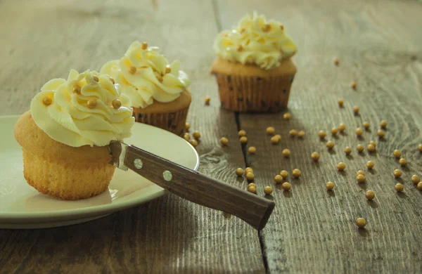 Pastelitos. Corta los cupcakes por la mitad. — Foto de Stock