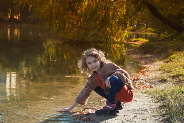 Dziewczyna w parku jesień — Zdjęcie stockowe